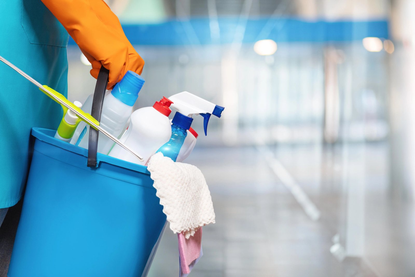 Schoonmaakmateriaal in een emmer