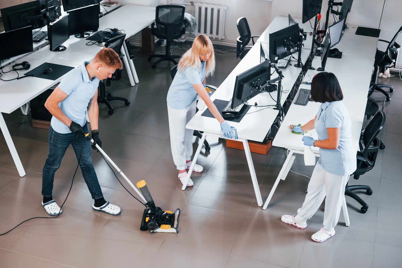 Schoonmaakteam reinigt een kantoor