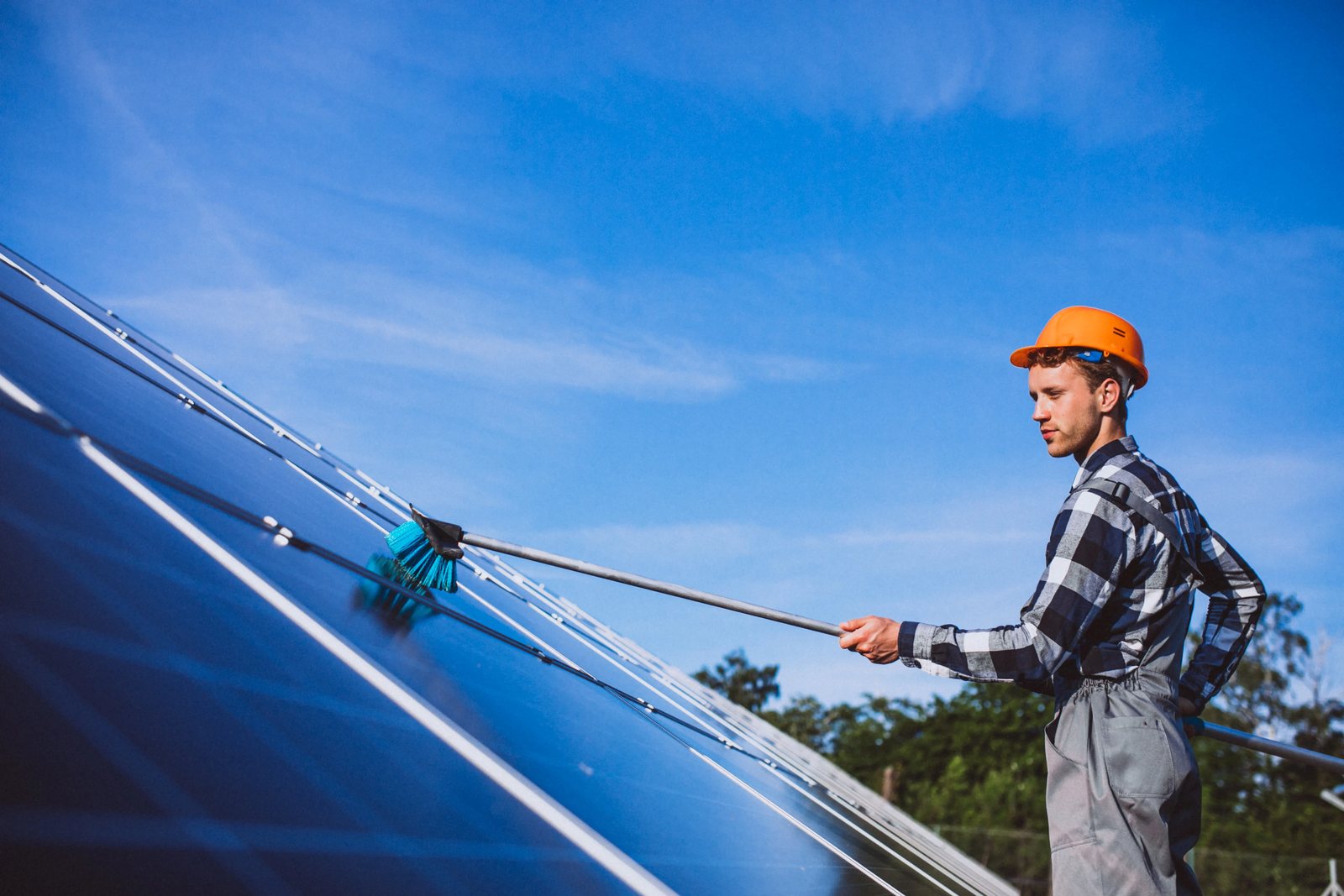Zonnepanelen worden gereinigd